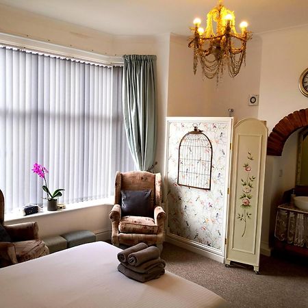 Sunset Guest House Hunstanton Exteriör bild A bedroom at the Old Vicarage