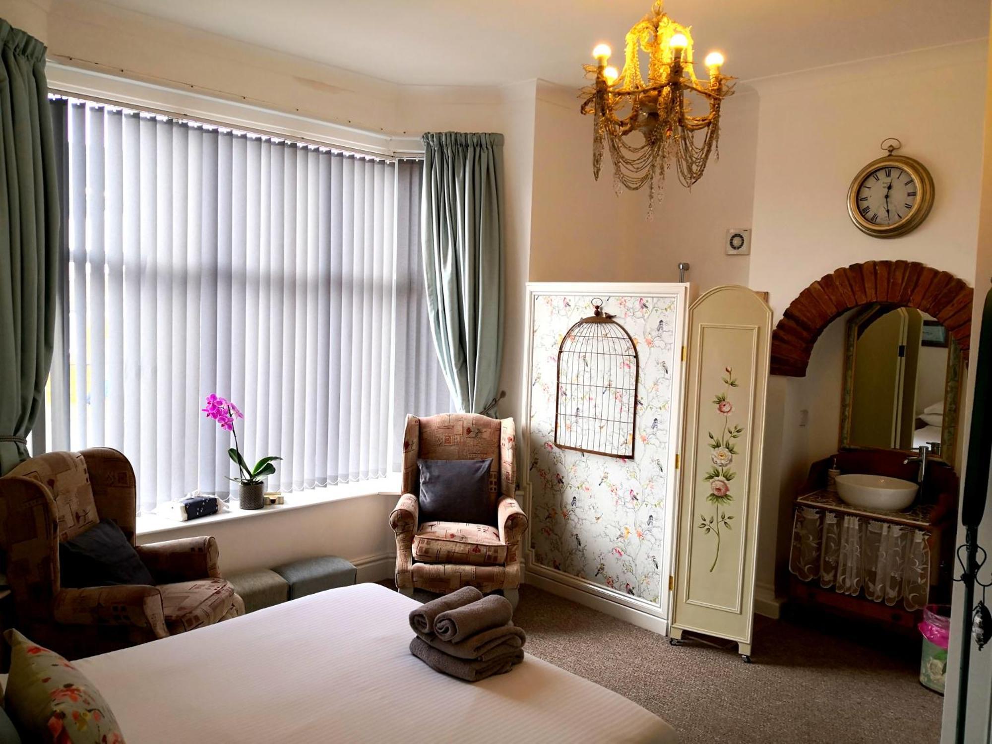 Sunset Guest House Hunstanton Exteriör bild A bedroom at the Old Vicarage