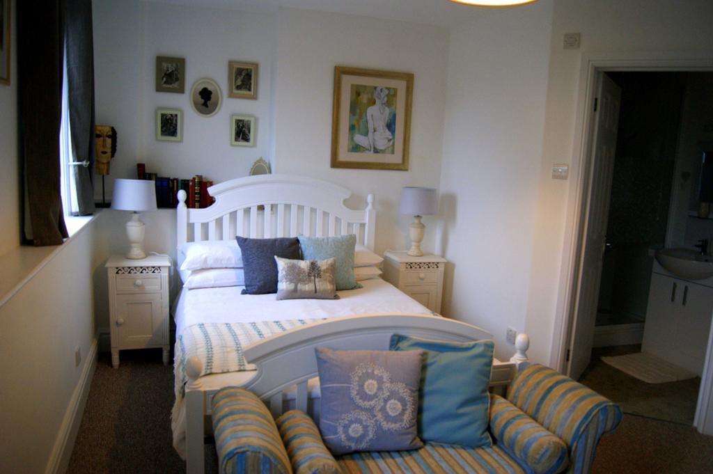 Sunset Guest House Hunstanton Exteriör bild A bedroom in a typical B&B