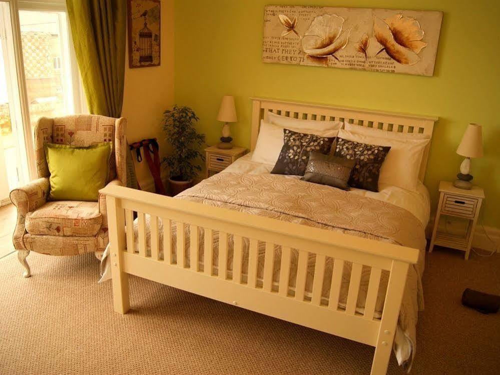 Sunset Guest House Hunstanton Exteriör bild A bedroom in a bed and breakfast in England
