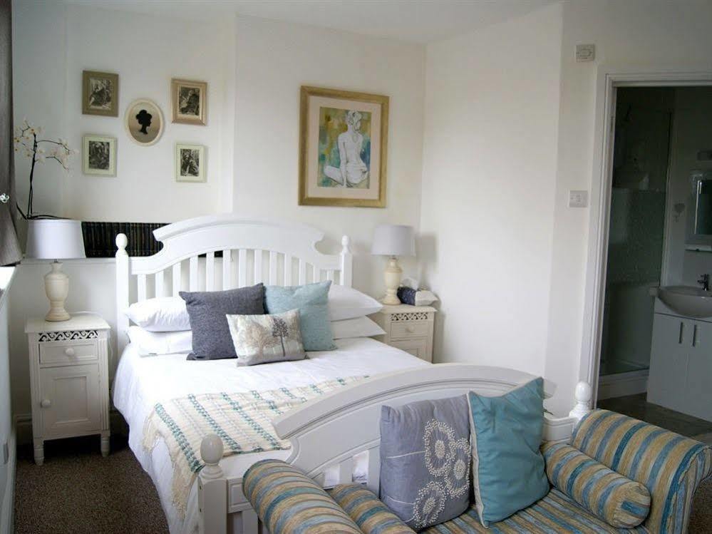 Sunset Guest House Hunstanton Exteriör bild A bedroom in a typical B&B